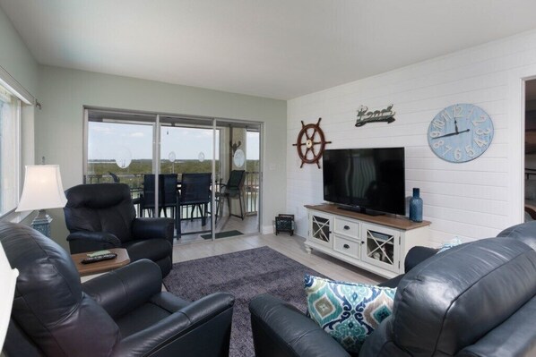 2BR - Dolphins & Bay Views Just Steps to Beach (101)