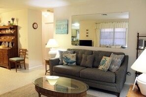 Jane's Cozy Cottage - Walk to Restaurants & Shops (113)