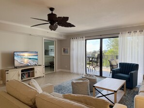 The Palms – 3BR Condo with Balcony & Pool (3370)