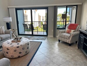 Peaceful Escape – Tamarind with Pool & Bay Views (826)
