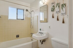 Sink, Indoors, Sink Faucet, Bathtub, Tub