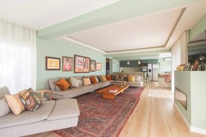 Cozy living room – seats 14 people