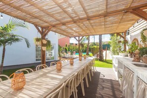 BBQ + Outdoor dining seats 20 people