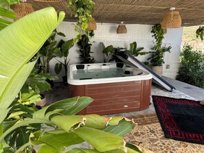 Jacuzzi (fits 5 people)