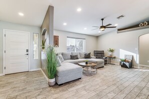 Living Room | Smart TV | Free WiFi | Central Air Conditioning/Heat
