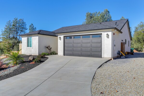Shasta Lake Vacation Rental | 3BR | 2BA | Step-Free Access | 1,675 Sq Ft