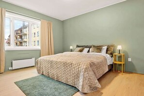 Legg deg til rette i hovedsoverommet, hvor en king size-seng venter på å gi deg en god natts søvn.