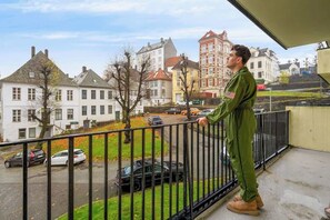 Nyt en fantastisk utsikt rett fra balkongen! Psst! Hvis du tar en titt ned til venstre ser du den enestående Nykirken fra 1600-tallet!