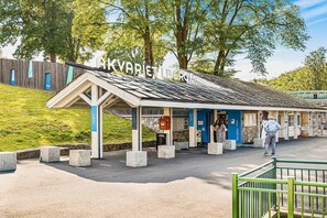 Det Nasjonale Akvariet er et akvariumsanlegg fra 1960 som viser fisk, vannlevende dyr og pingviner.