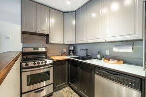 Full kitchen: High-end appliances