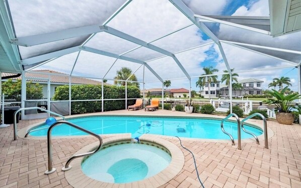AMAZING HEATED SALT WATER POOL/HEATED MULTI JET SPA - FISH VILLAGE 1 BLOCK AWAY
