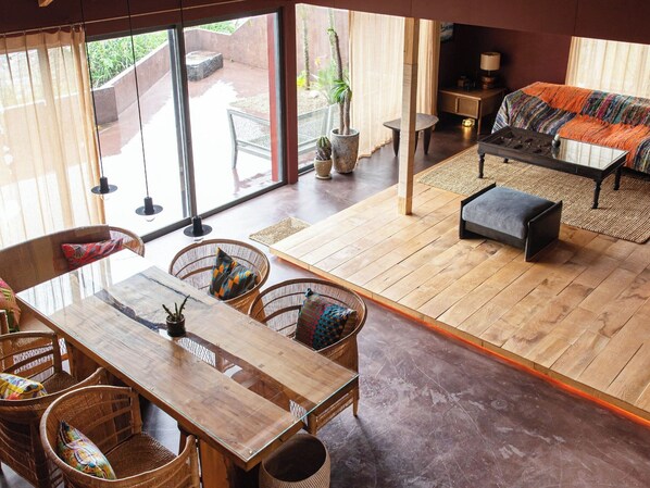 ・[Living room] A raised area that separates the earthen floor. It also incorporates the essence of Japanese spatial composition.