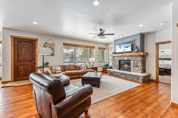 Living room: 50” Smart TV with sound bar, gas fireplace, 1st floor 
