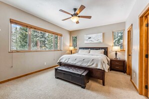 Master bedroom: King bed, 1st floor
