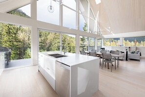Kitchen / Dining Area