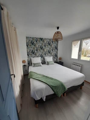 chambre du bas avec lit King size