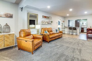 Living Room | Free WiFi | Smart TV | Central A/C & Heat | 1st Floor
