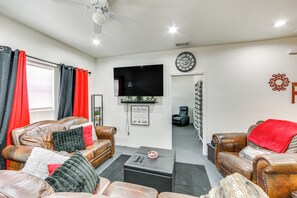 Living Room | Single-Story Apartment | Smart TV w/ Cable