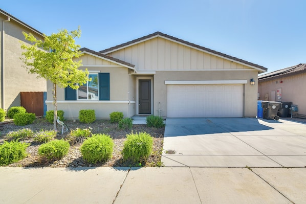Manteca Vacation Rental | 3BR | 2BA | 1,881 Sq Ft | 2 Steps Required