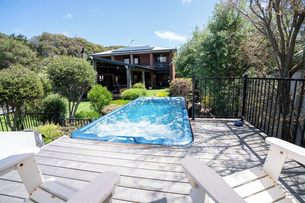 Outdoor spa tub