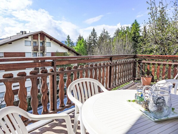 Ciel, Nuage, Propriété, Meubles, Chaise, Table, Clôture, Mobilier De Jardin, Arbre, Bois