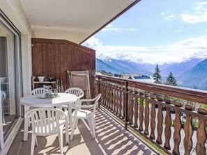 Ciel, Propriété, Bâtiment, Meubles, Nuage, Porche, Chaise, Table, Bois, Maison