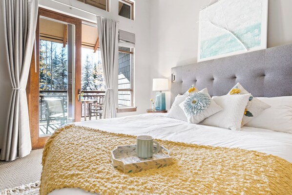 King Bed w/ Private Balcony