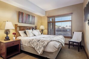 Sun Queen Suite | Queen Bed