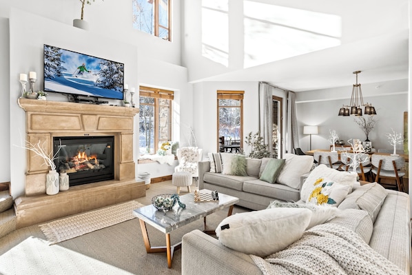 Bright & Spacious Loft Living Area w/ Stunning Views & Sunlight