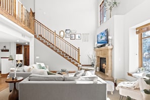 Bright & Spacious Loft Living Area w/ Lots of Natural Light