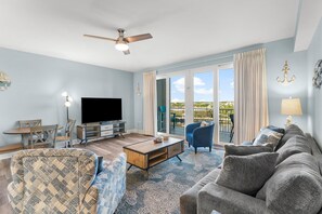 19-web-or-mls-9902 S Thomas Dr 414-23