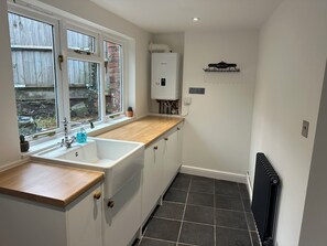 Kitchen 2, including dish washer