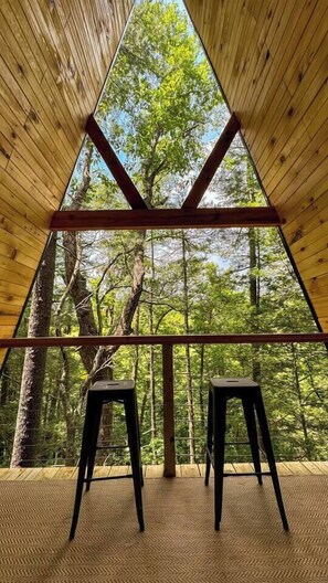 Use the bar top area for lunch with the birds in the treetops