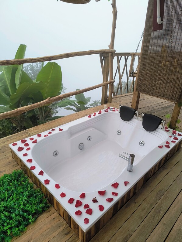 Outdoor spa tub