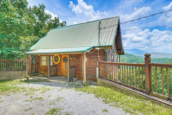 Sevierville Vacation Rental | 2BR | 2.5BA | 1,747 Sq Ft | 1 Step to Enter