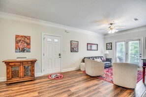 Living Room | Free WiFi | Smart TV