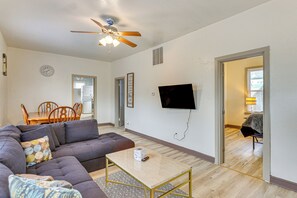 Living Room | Smart TV w/ Cable | Central Heating & A/C | Free WiFi