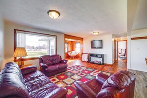 Living Area | Flat-Screen TV | Board Games
