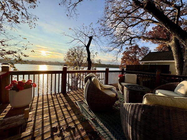 Upper Deck | Fire table | Lounge seating