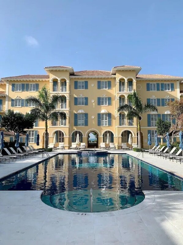 The beautiful Villa Renaissance pool