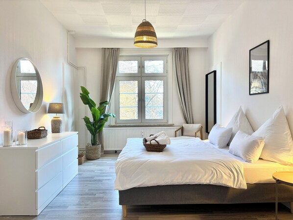 Boxspringbett / Kingsize-Bett (180x200) mit hochwertigem Memory Foam Topper.