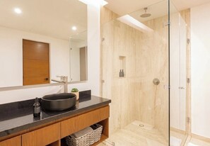Bathroom 2 Located in bedroom 2 with hallway access