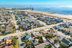 Walking distance to the beach and Pleasure Pier!