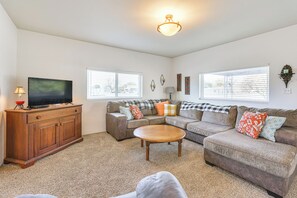 Living Room | Central A/C & Heating | Free WiFi