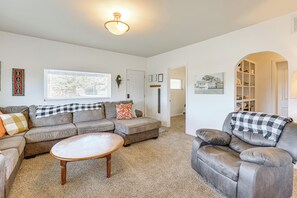 Living Room | Smart TV w/ Cable