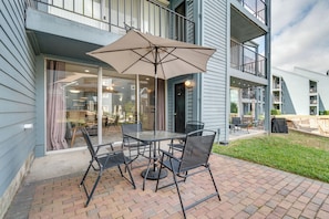 Walk-Out Patio | Outdoor Dining Set