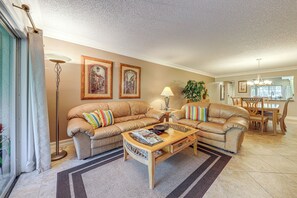Living Area | Smart TV w/ Cable