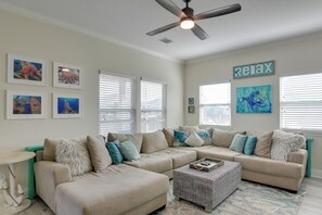 Living Room | Free WiFi | Central A/C & Heating | Smart TV