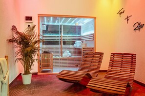 Genieße pure Entspannung in unserer luxuriösen Sauna - Zeit zum Abschalten und Wohlfühlen.