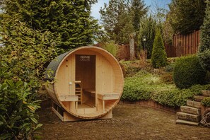 Entspannen Sie in unserer gemütlichen Fass-Sauna und genießen Sie dabei die idyllische Umgebung – der perfekte Ort, um den Alltag hinter sich zu lassen.